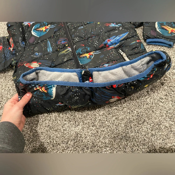 Hanna Andersson boy's space print black hooded puffer jacket, size 140 / 10. - Picture 6 of 12